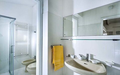 Bianca: Flooring, Loodgieterswerkinrichting, Interieur Ontwerp, Verdieping, Badkamer, Plafond, Wastafel, Loodgieter, Kraan, Kamer