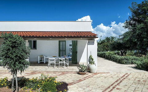 Bianca: Huis, Huis, Struik, Woongebied, Facade, Dak, Tuin, Deur, Bloempot