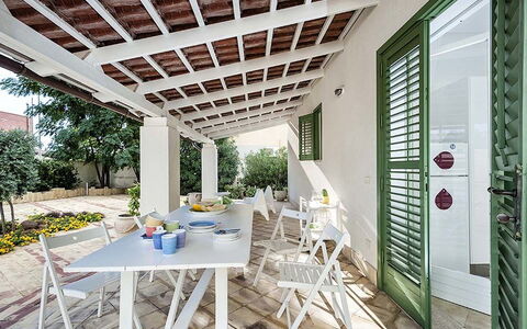 Bianca: Meubilair, Stoel, Buitenmeubels, Tafel, Huis, Veranda, Deur, Buitentafel, Keuken En Eettafel, Patio