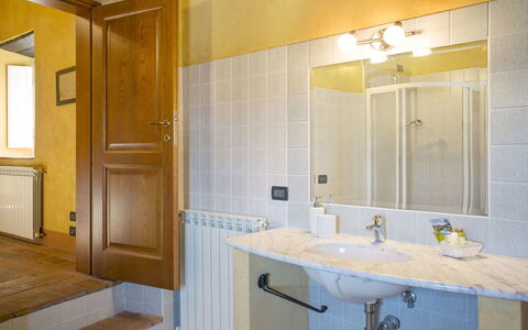 Montefiore: Badkamer, Kamer, Eigendom, Geel, Interieur Ontwerp, Badkamerkast, Gebouw, Tegel, Muur, Huis