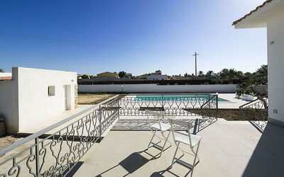 Villa Berbaro: Lucht, Gebouw, Schaduw, Zwembad, Water, Stedelijk Ontwerp, Buitenmeubels, Woongebied, Vrije Tijd, Facade