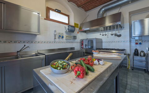 Villa Dei Michelangioli a Brolio: Countertop, Eigendom, Kamer, Keuken, Gebouw, Huis, Interieur Ontwerp, Onroerend Goed, Meubilair, Huis