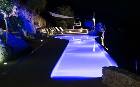 Casa Farfalla: Blauw, Zwembad, Nacht, Toevlucht, Landschap Verlichting, Waterpartij, Eco Hotel, Hotel, Badplaats, Landscaping