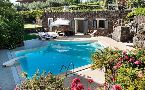 Eden Retreat: Water, Bloem, Fabriek, Eigendom, Zwembad, Azure, Gebouw, Boom, Stoel, Buitenmeubels