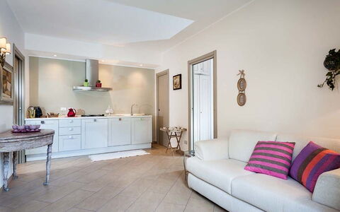 Eden Retreat: Meubilair, Eigendom, Cabinetry, Gebouw, Fabriek, Hout, Verlichting, Interieur Ontwerp, Flooring, Woonkamer