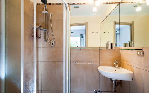 Eden Retreat: Spiegel, Loodgieterswerkinrichting, Kraan, Wastafel, Eigendom, Douchekop, Gebouw, Wastafel In De Badkamer, Deur Van De Douche, Badkamer