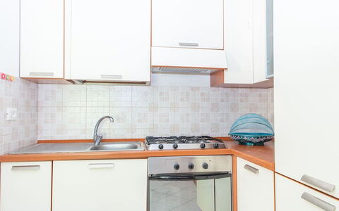 Residence Villa Smeralda: Keuken, Toestel Van De Keuken, Major Appliance, Countertop, Hout, Flooring, Interieur Ontwerp, Gootsteen, Cabinetry, Huis