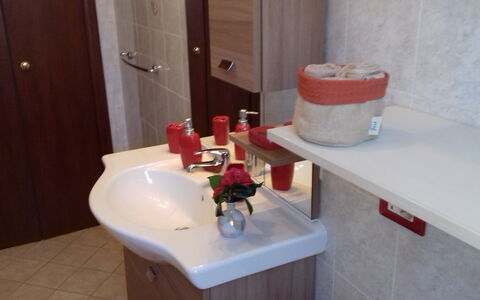 Corallo: Badkamer, Kamer, Eigendom, Kraan, Wastafel In De Badkamer, Loodgieterswerkinrichting, Water, Toilet, Badkamer Accessoire, Wastafel