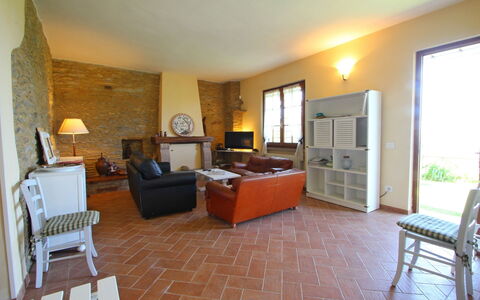 Villa La Collinetta: Meubilair, Eigendom, Venster, Televisie, Fotolijst, Stoel, Hout, Woonkamer, Fabriek, Kamerplant