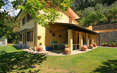 Villa La Collinetta: Fabriek, Gebouw, Eigendom, Venster, Boom, Huis, Stoel, Land Lot, Schaduw, Verblijf