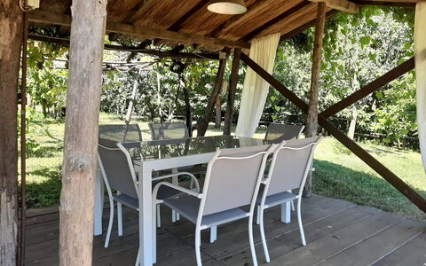 Bettina!: Fabriek, Tafel, Meubilair, Hout, Schaduw, Stoel, Buitenmeubels, Verblijf, Boom, Veranda