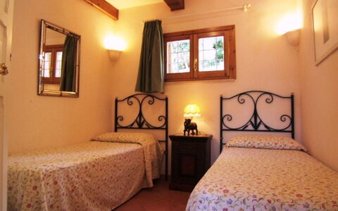 Raggio Di Sole Sull'argentario: Slaapkamer, Bed, Kamer, Meubilair, Laken, Eigendom, Bed Frame, Bedding, Interieur Ontwerp, Gebouw