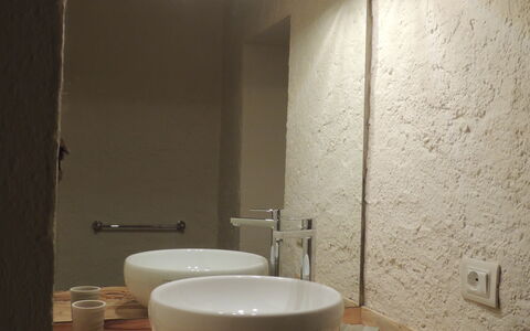 Agriturismo La Pieve: Badkamer, Eigendom, Wastafel In De Badkamer, Tegel, Kamer, Ceramic, Loodgieterswerkinrichting, Muur, Interieur Ontwerp, Wastafel