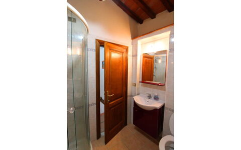 La Casa del Nonno: Kraan, Wastafel, Loodgieterswerkinrichting, Gebouw, Spiegel, Deur, Hout, Badkamer, Toilet