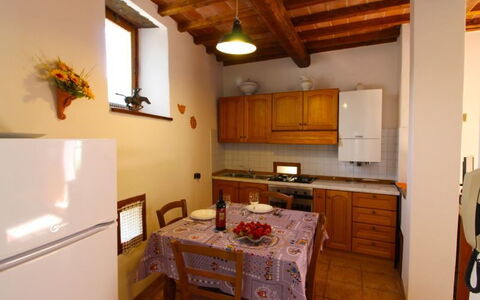 La Casa del Nonno: Kamer, Eigendom, Gebouw, Meubilair, Keuken, Huis, Cabinetry, Interieur Ontwerp, Plafond, Countertop