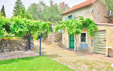 Country Home Il Passatempo: Eigendom, Groen, Huis, Muur, Gebouw, Onroerend Goed, Huis, Boom, Werf, Gras