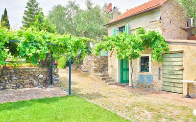 Country Home Il Passatempo: Eigendom, Groen, Huis, Muur, Gebouw, Onroerend Goed, Huis, Boom, Werf, Gras