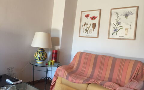 Casa Alla Minuccia Di Villa a Sesta: Kamer, Meubilair, Woonkamer, Eigendom, Interieur Ontwerp, Geel, Muur, Roze, Bankstel, Tafel