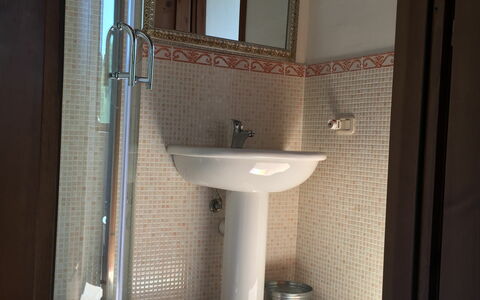 Casa Alla Minuccia Di Villa a Sesta: Badkamer, Eigendom, Kamer, Tegel, Loodgieterswerkinrichting, Toilet, Architectuur, Huis, Interieur Ontwerp, Verdieping