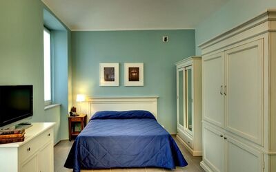 Santa Giulia Studio: Slaapkamer, Kamer, Bed, Meubilair, Laken, Eigendom, Blauw, Muur, Verdieping, Bedding