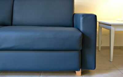 Santa Giulia Bilocale Executive: Meubilair, Bankstel, Blauw, Slaapbank, Slaapbank, Stoel, Kamer, Verdieping, Interieur Ontwerp, Woonkamer