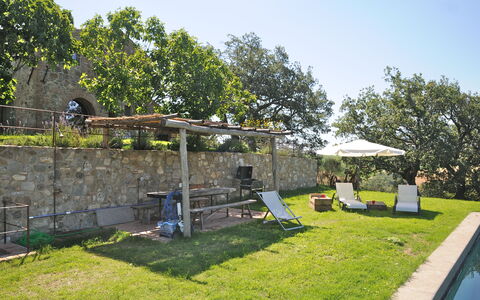 Podere Palazzo: Eigendom, Muur, Huis, Werf, Gebouw, Onroerend Goed, Huis, Gras, Tuin, Boom