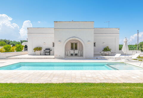 Il Casalino - Corte Dei Messapi: Lucht, Fabriek, Water, Eigendom, Wolk, Azure, Rechthoek, Gras, Zwembad, Gebouw
