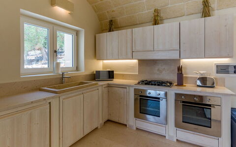 La Residenza - Corte dei Messapi: Cabinetry, Countertop, Eigendom, Gootsteen, Meubilair, Venster, Kraan, Wastafel, Fornuis, Keuken