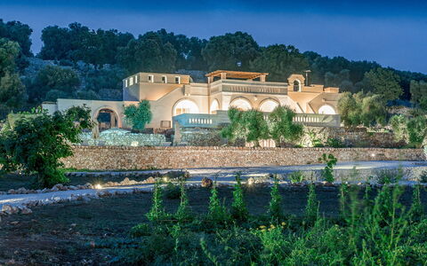 La Residenza - Corte dei Messapi: Fabriek, Lucht, Boom, Gebouw, Natuurlijk Landschap, Landschap, Gras, Groundcover, Huis, Facade
