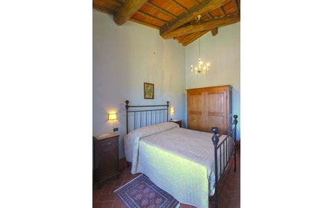Galleria di Brolio: Muur, Flooring, Verdieping, Kamer, Plafond, Bed Frame, Slaapkamer, Fotolijst, Lichte Inrichting, Hardwood