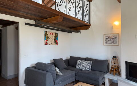Villa Eleonora: Meubilair, Interieur Ontwerp, Flooring, Verdieping, Bankstel, Hout, Plafond, Kamer, Woonkamer, Verlichting