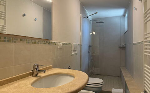 Villa Eleonora: Badkamer, Wastafel In De Badkamer, Loodgieterswerkinrichting, Flooring, Muur, Wastafel, Interieur Ontwerp, Verdieping, Kraan, Spiegel