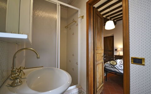 Villa Gelsomino: Badkamer, Kamer, Eigendom, Interieur Ontwerp, Gebouw, Architectuur, Muur, Wastafel, Huis, Loodgieterswerkinrichting