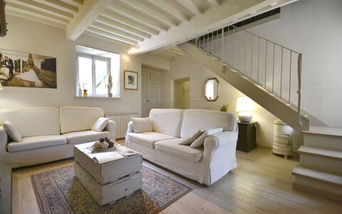 Villa Magnolia: Woonkamer, Kamer, Interieur Ontwerp, Meubilair, Eigendom, Verdieping, Gebouw, Houten Vloer, Plafond, Huis