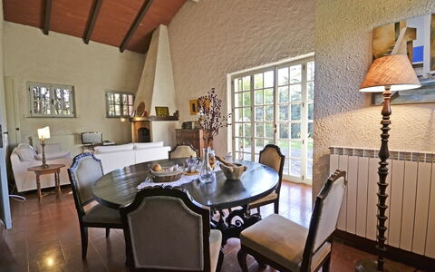 Villa Mimosa: Kamer, Eigendom, Eetkamer, Gebouw, Interieur Ontwerp, Meubilair, Tafel, Onroerend Goed, Huis, Huis