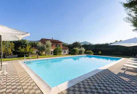 Villa Mimosa: Water, Lucht, Gebouw, Zwembad, Fabriek, Azure, Rechthoek, Architectuur, Schaduw, Zwemwater