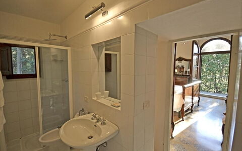 Villa Santa Maria: Eigendom, Kamer, Badkamer, Gebouw, Huis, Onroerend Goed, Huis, Interieur Ontwerp, Verdieping, Tegel