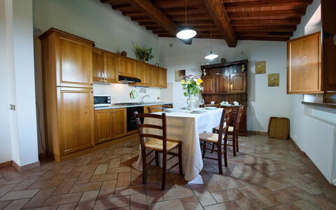 Villa Rubino: Eigendom, Kamer, Gebouw, Meubilair, Keuken, Verdieping, Interieur Ontwerp, Countertop, Huis, Onroerend Goed