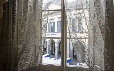 Appartamento Il Teatro: Architectuur, Gordijn, Interieur Ontwerp, Venster, Gebouw, Kamer, Textiel, Venster Behandeling, Daylighting, Glas