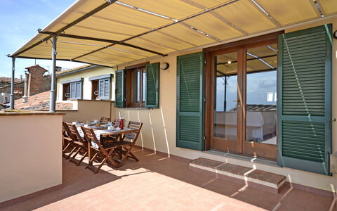 Terrazza Cortonese: Eigendom, Gebouw, Onroerend Goed, Huis, Huis, Dak, Veranda, Schaduw, Kamer, Plafond