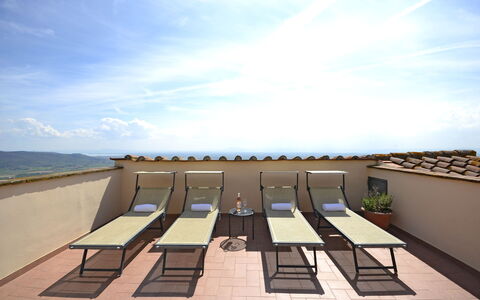 Terrazza Cortonese: Lucht, Architectuur, Gebouw, Huis, Dak, Horizon, Zee, Meubilair
