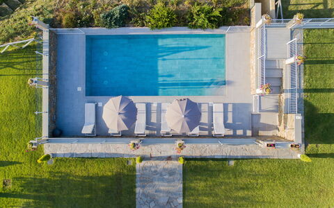 Villa Chiara: Blauw, Boom, Gras, Huis, Huis, Land Lot, Venster, Dak, Gebouw