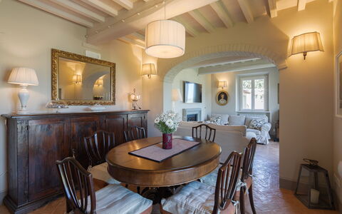 Villa Chiara: Kamer, Eigendom, Gebouw, Interieur Ontwerp, Meubilair, Plafond, Eetkamer, Huis, Tafel, Onroerend Goed