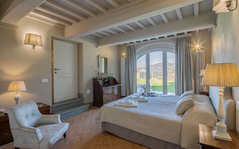 Villa Chiara: Slaapkamer, Kamer, Meubilair, Interieur Ontwerp, Eigendom, Plafond, Bed, Gebouw, Bed Frame, Muur