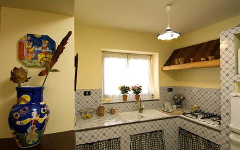 Villa Ivoni: Kamer, Eigendom, Interieur Ontwerp, Gebouw, Keuken, Tegel, Meubilair, Huis, Verdieping, Huis