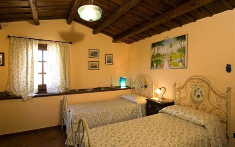 Villa Ivoni: Slaapkamer, Kamer, Bed, Eigendom, Meubilair, Gebouw, Laken, Interieur Ontwerp, Bed Frame, Plafond