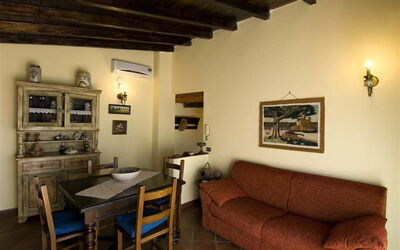 Villa Ivoni 2: Kamer, Eigendom, Gebouw, Meubilair, Interieur Ontwerp, Huis, Woonkamer, Onroerend Goed, Plafond, Tafel