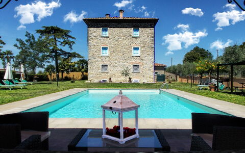 Villa Il Palazzo: Water, Lucht, Wolk, Fabriek, Eigendom, Gebouw, Zwembad, Azure, Boom, Verlichting