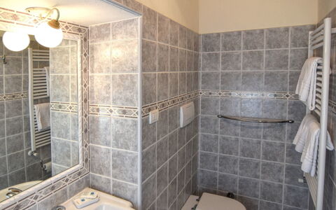 Villa Il Palazzo: Badkamer, Kamer, Tegel, Eigendom, Muur, Verdieping, Onroerend Goed, Interieur Ontwerp, Loodgieterswerkinrichting, Marmeren