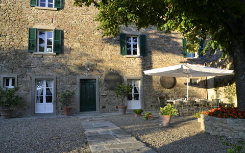 Villa Il Borgo: Eigendom, Huis, Gebouw, Huis, Onroerend Goed, Verblijf, Binnenplaats, Architectuur, Landgoed, Cobblestone
